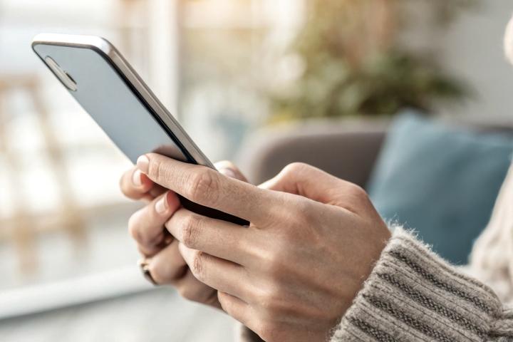 スマートフォンを操作する手元