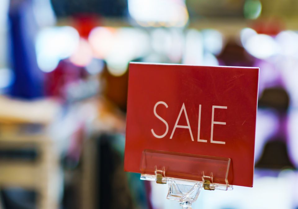 店頭に置かれたSALEの札